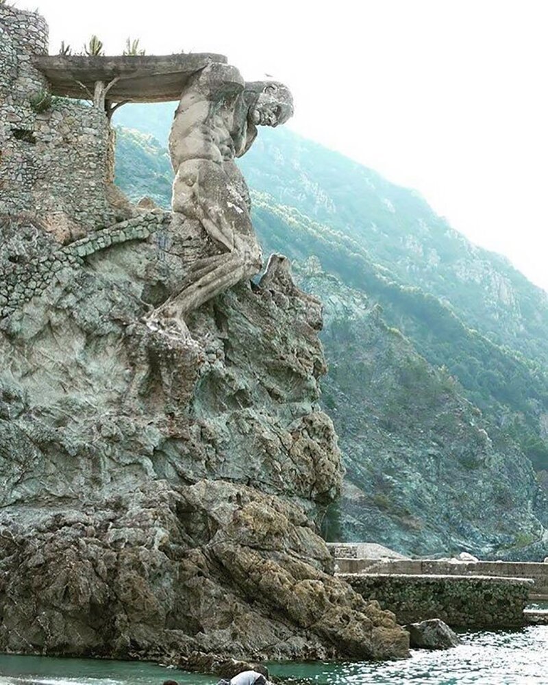 1700-тонная статуя гигантского Нептуна в итальянской деревне Монтероссо-аль-Маре 