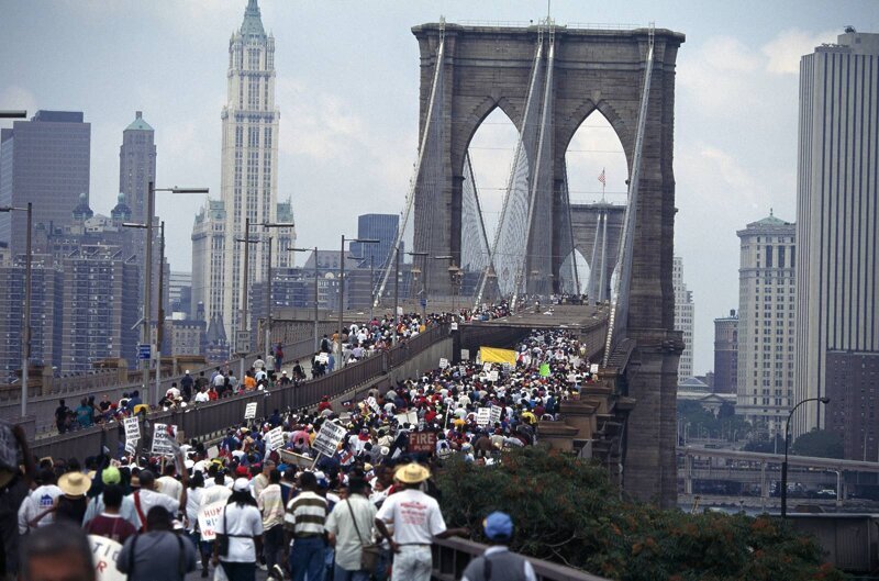 Семь тысяч гаитян маршируют в знак протеста против жестокого обращения нью-йоркской полиции с Абнером Луимой, который был арестован возле Бруклинского ночного клуба, август 1997-го