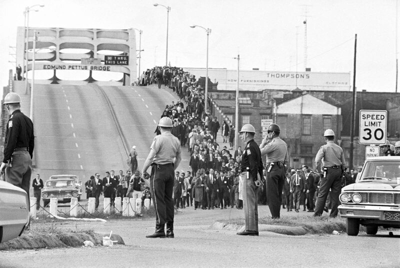 Полиция переводит через мост демонстрантов 