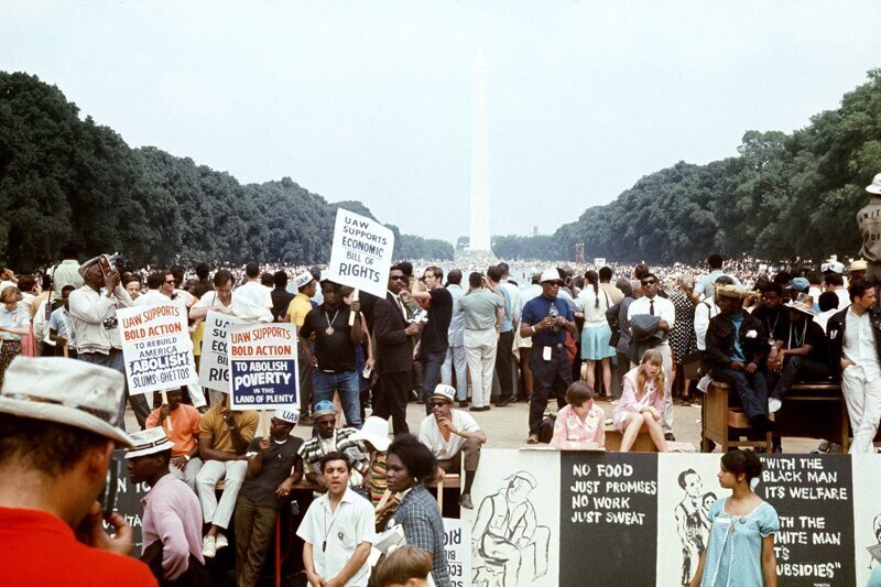 Марш Бедных Людей (Poor People's March) в Вашингтоне, организованный Мартином Лютером Кингом-младшим, где граждане пытались добиться экономической справедливости для бедных людей в США, 1968 год