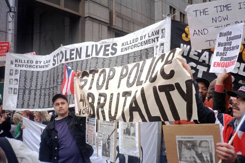 Протестующие маршируют от Бруклина до Манхэттена в Нью-Йорке, протестуя против жестокости полиции, 15 апреля 1999 года. Марш начался после того, как полиция убила безоружного африканского иммигранта Амаду Диалло