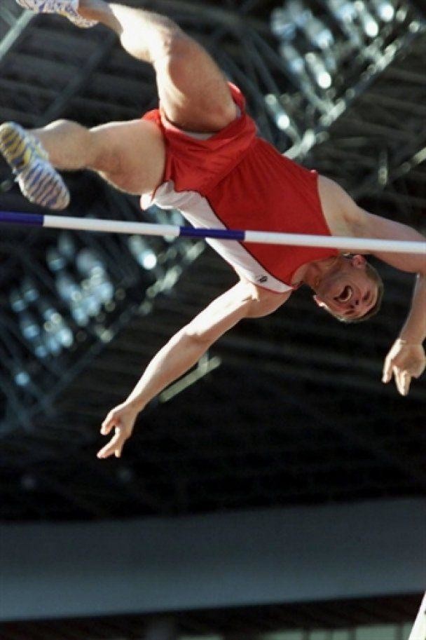 Сергей Бубка - первый спортсмен в мире, прыгнувший выше 6 метров. Его рекорд держался 25 лет