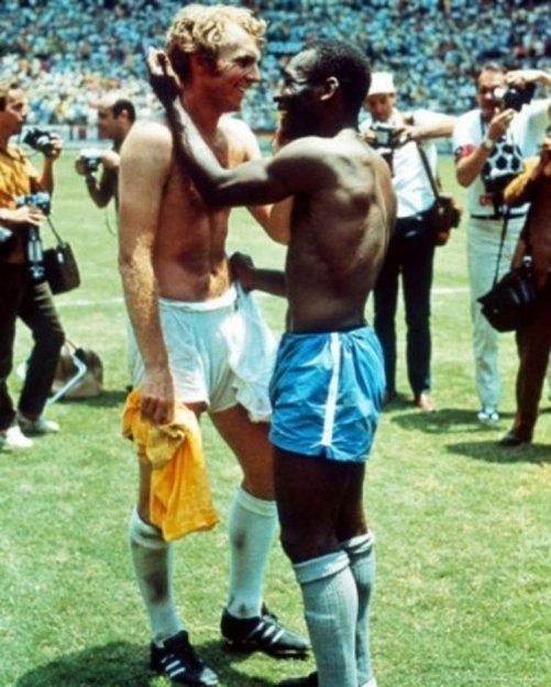 Два легендарных капитана Пеле и Бобби Мур обмениваются майками в знак взаимоуважения.Чемпионат мира по футболу, 1970 год.