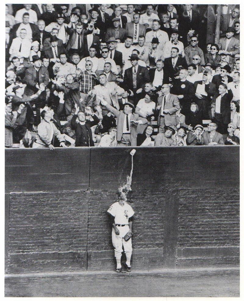 Чикагский аутфилдер White Sox Эл Смит которого облили пивом во время Мировой серии 1959 года, фанат уронил пиво, пытаясь поймать хоумран
