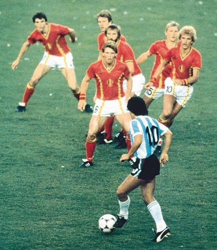 Марадона против шести бельгийских игроков. 1982 год