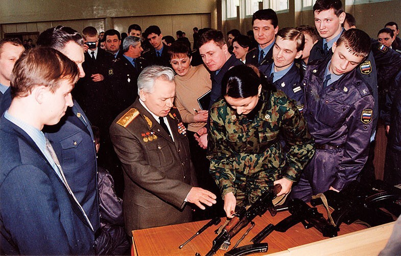 Будущая «Мисс Вселенная» Оксана Фёдорова собирает АК под контролем Михаила Калашникова во время учебы в Санкт-Петербургском университете МВД, 1999 год.
