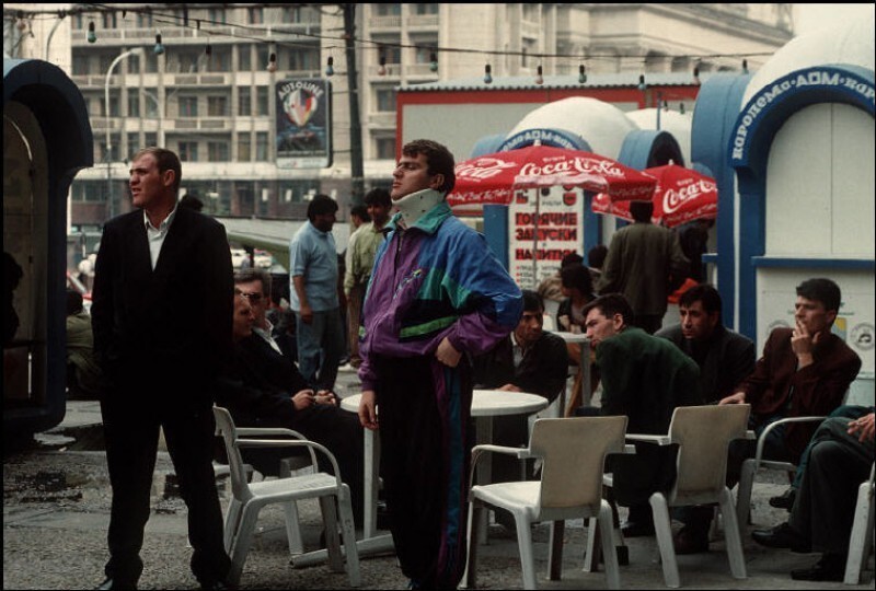 Колоритные парни у гостиницы Интурист, 1993 год, Москва