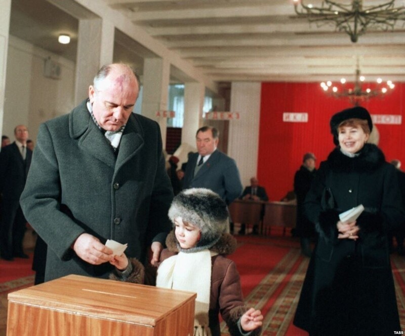 Генеральный секретарь ЦК КПСС Михаил Горбачев голосует на выборах народных депутатов, которые принято считать первыми свободными в нашей стране. Москва, 26 марта 1989 года.