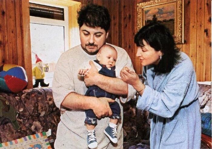 Александр Цекало со своей пока ещё женой Лолитой Милявской и дочерью (не родной) Евой, 1999 год