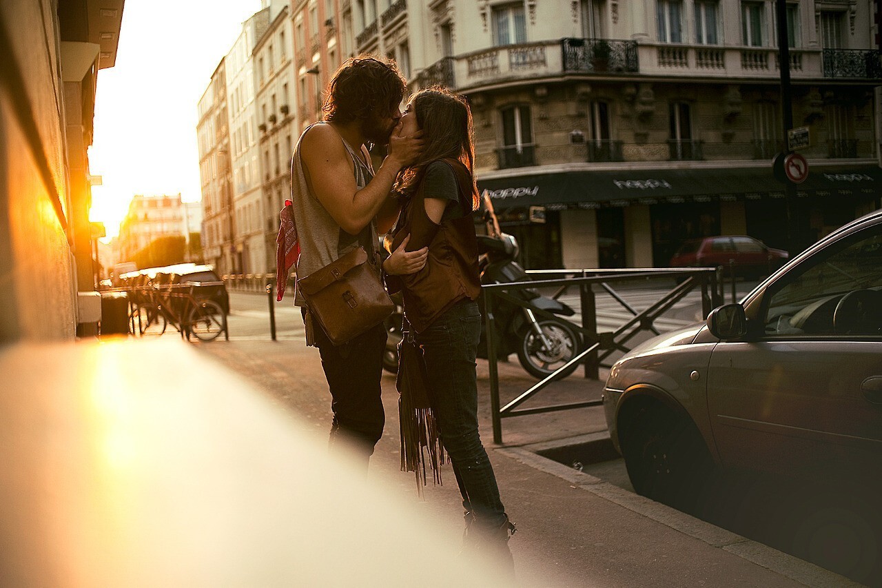 Уличный фотограф влюбился в незнакомую девушку и отодрал ее дома