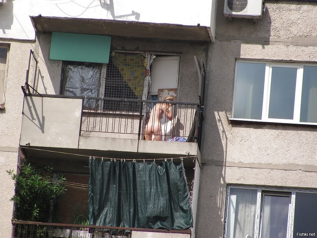 Миниатюрная соседка ходит голая по квартире