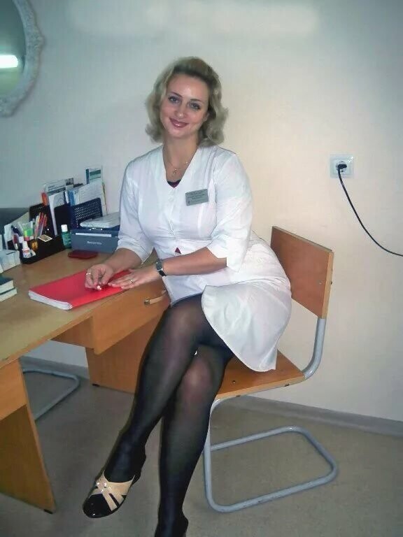 Медсестра в чулках и очках отдыхает на работе 