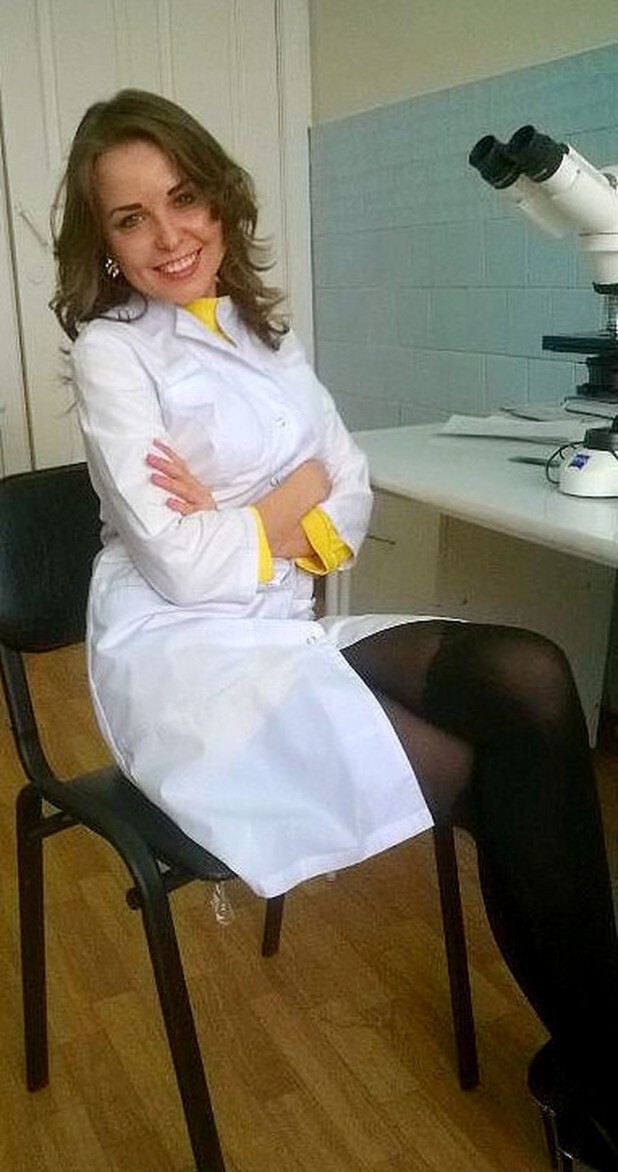 Медсестра в чулках и очках отдыхает на работе 
