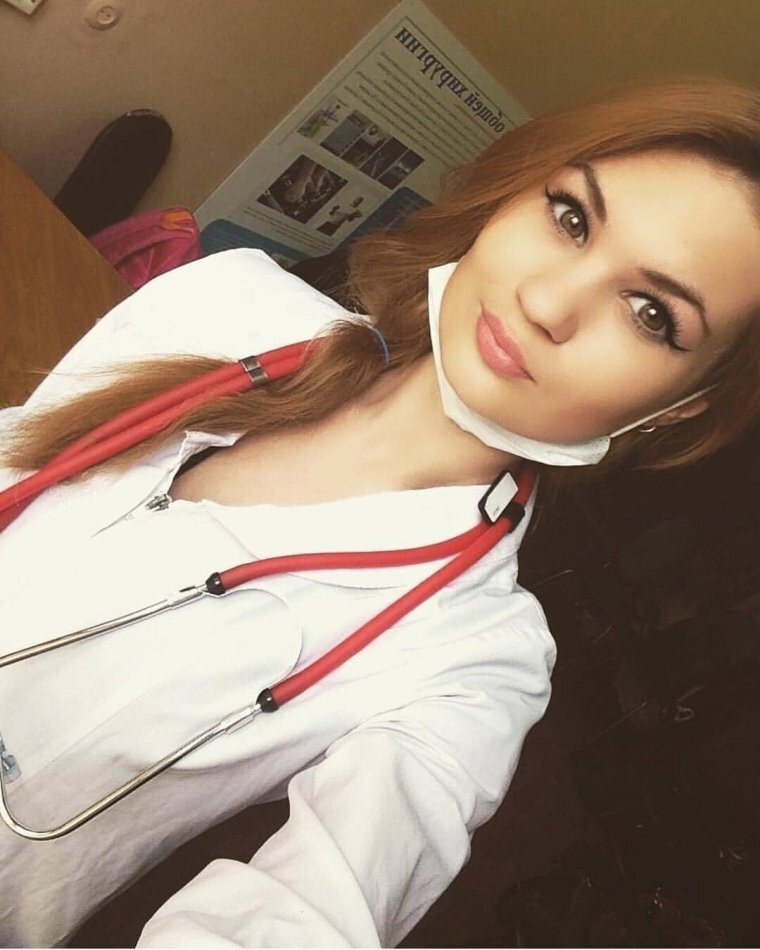 Смотреть онлайн Студентка Марина пришла к симпатичному доктору за справкой бесплатно