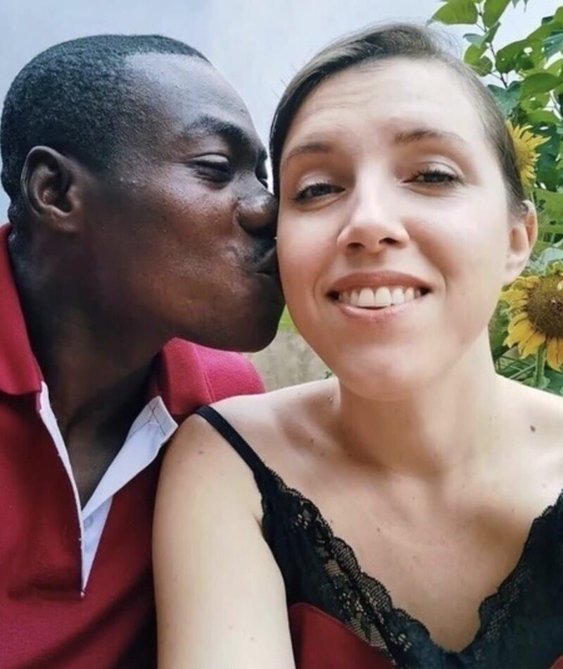 Белокожий чувак проводит клевый секс с африканкой