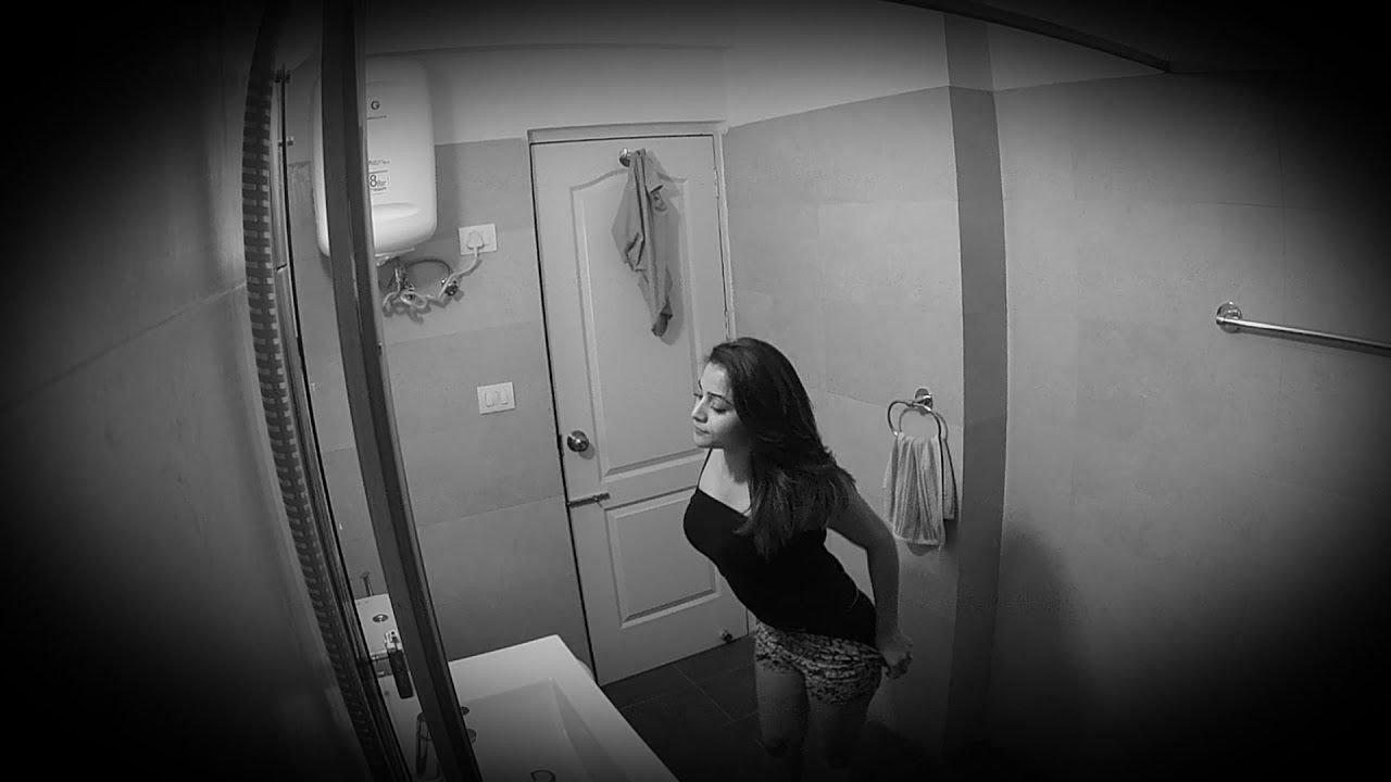 Девушка развлекается в ванной пока ее снимает скрытая камера