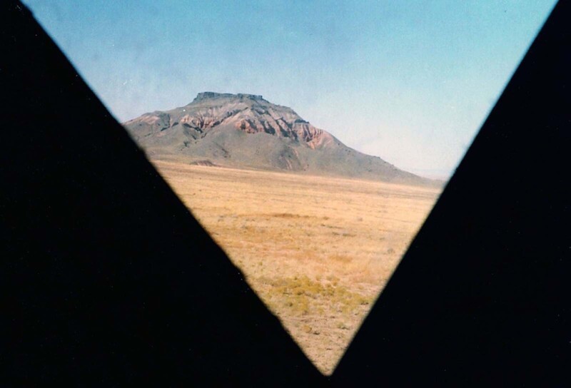 Вид на Чезайн Чота Бьютт изнутри макета лунного модуля через одно из двух треугольных окон, сфотографировано в 1965 году