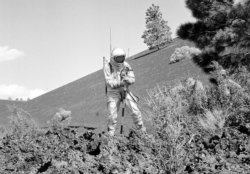 Человек в скафандре на краю Потока лавы Бонито возле вулкана Сансет Кратер в Аризоне, с ранним вариантом 