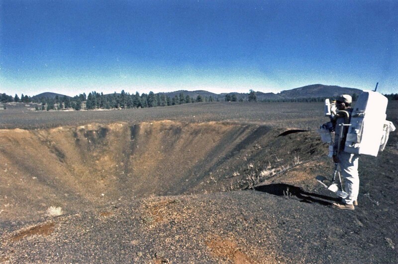 Астронавты Харрисон Шмитт и Джин Сернан осматривают кратер в Кратерном поле Синдер-Лейк. Оба они побывали на поверхности Луны в 1972 году (