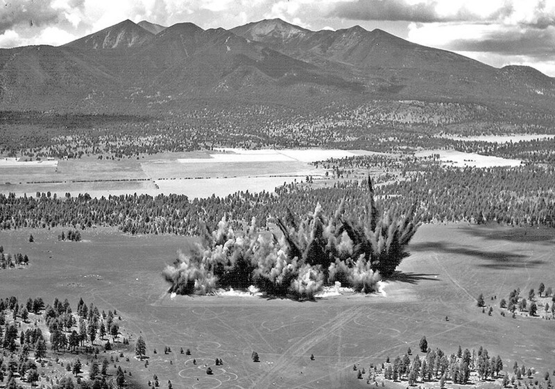 Взрывы во время строительства Кратерного поля № 2 в Синдер-Лейк 27 июля 1968 года. Для имитации лунной поверхности на этом поле было создано в общей сложности 354 кратера
