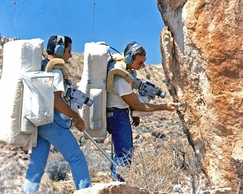 Джим Ирвин и Дэйв Скотт на геологических учениях в Коконино-Пойнт, штат Аризона, 25 июня 1971 года. Оба астронавта побывали на поверхности Луны в 1971 году (