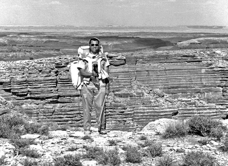 Астронавт Харрисон Шмитт на краю эрозионного каньона, который использовался для имитации лунной долины Хэдли-Рилль, места посадки 