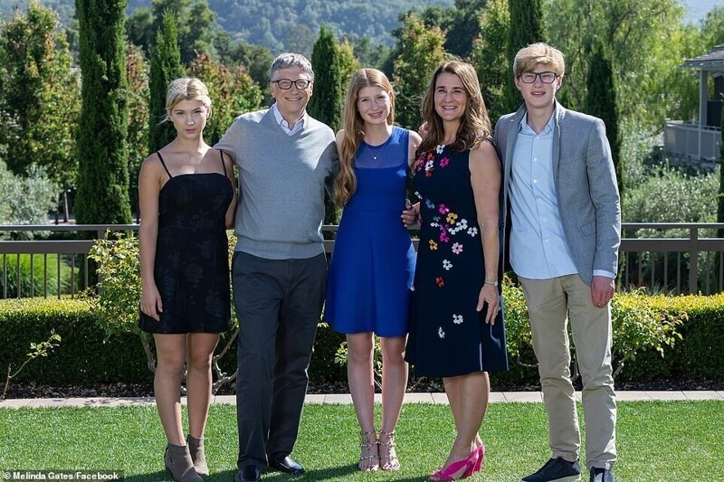 Билл и Мелинда Гейтс в ноябре 2019 года с Дженнифер, Фиби и Рори