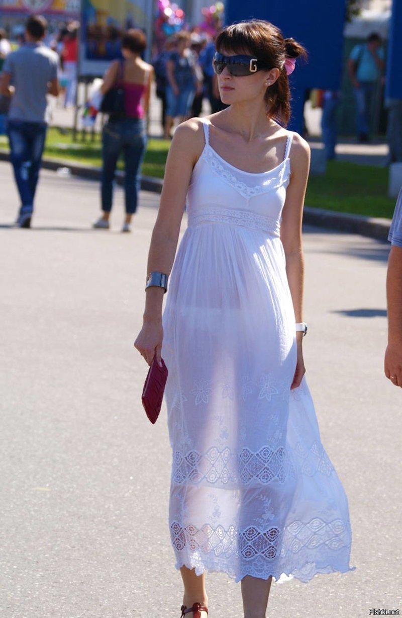 Девушка одела прозрачное белое платье фото