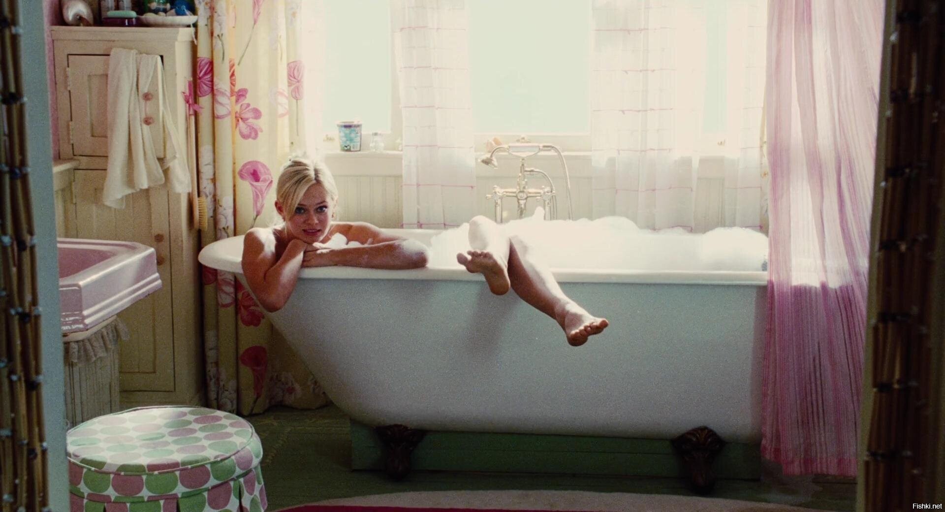 Красавица блондинка моется в ванной