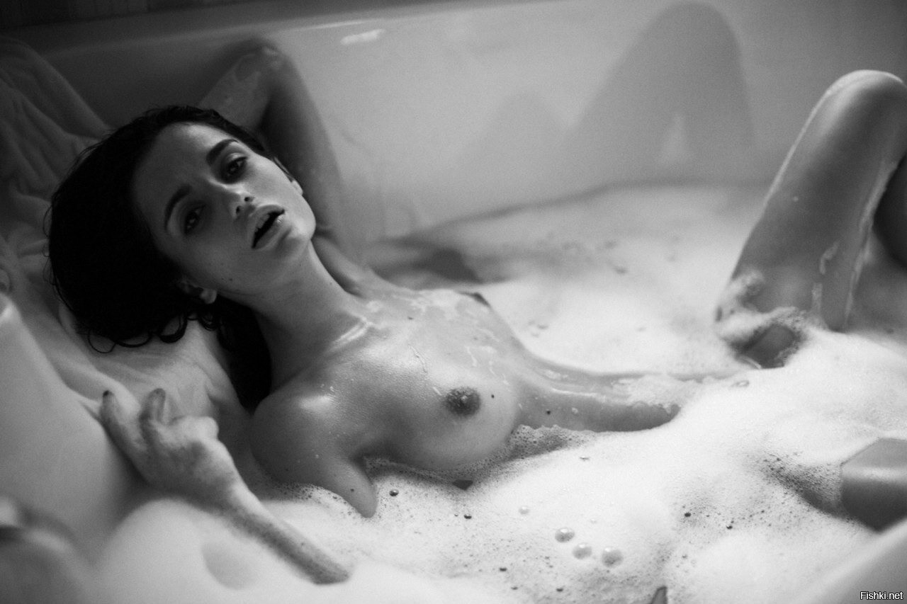 Голая звезда в ванной - 16 фото