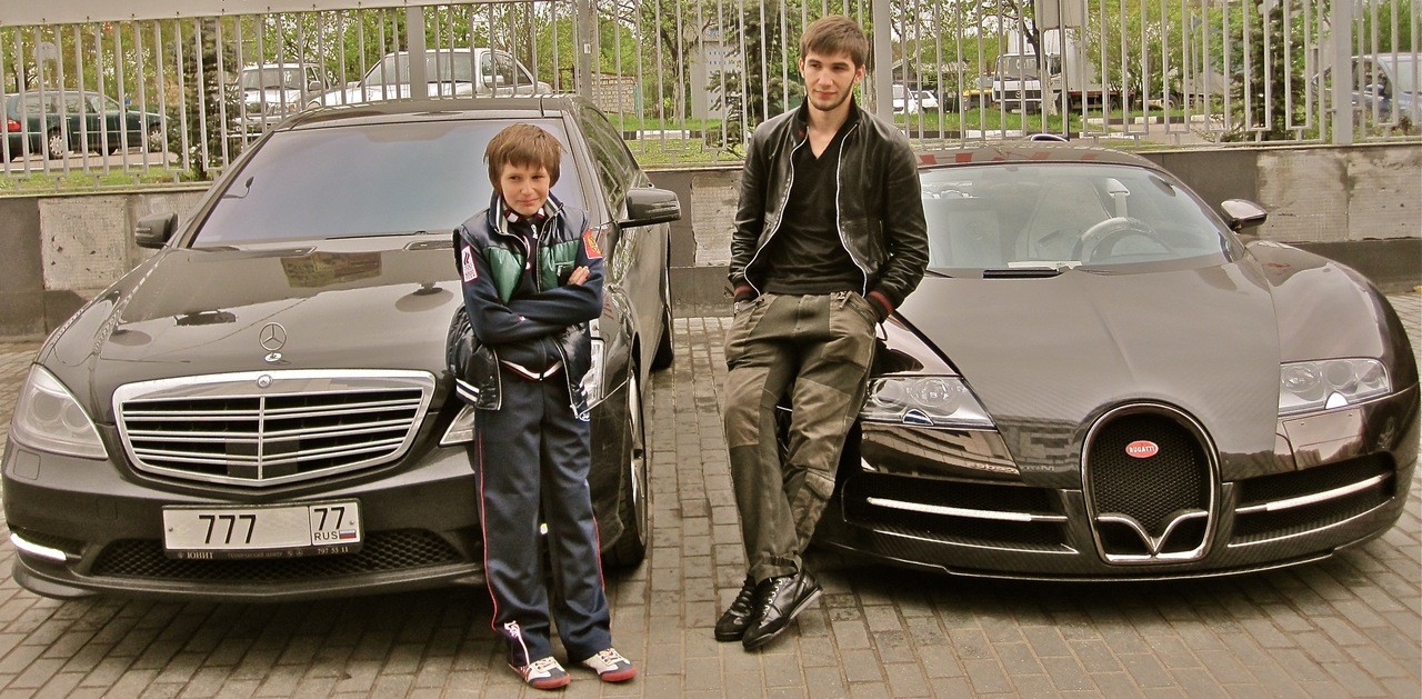 Русский бедняк отдаёт богатому другу свою девушку в обмен на ключи от машины