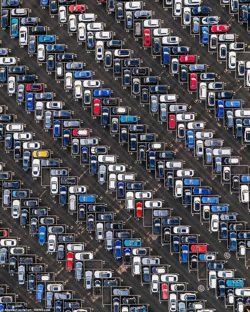 Ряды автомобилей, выставленных на продажу, на заводской автостоянке на севере Англии
