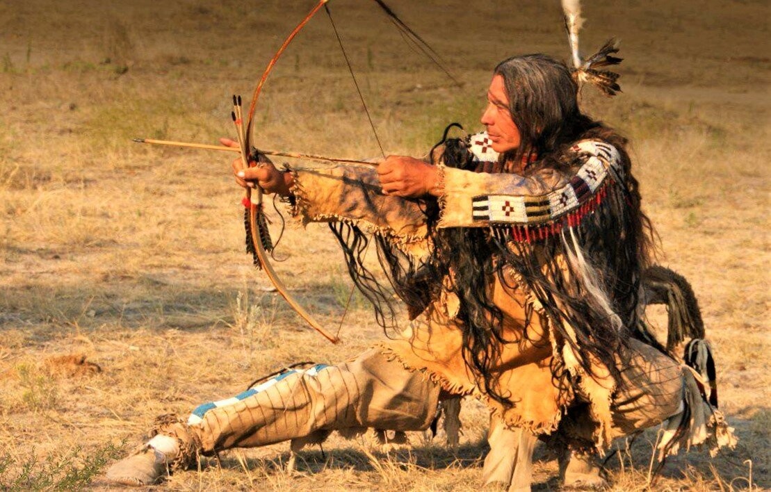 Азиатка в индейском костюме сосет ковбою и жарится с ним