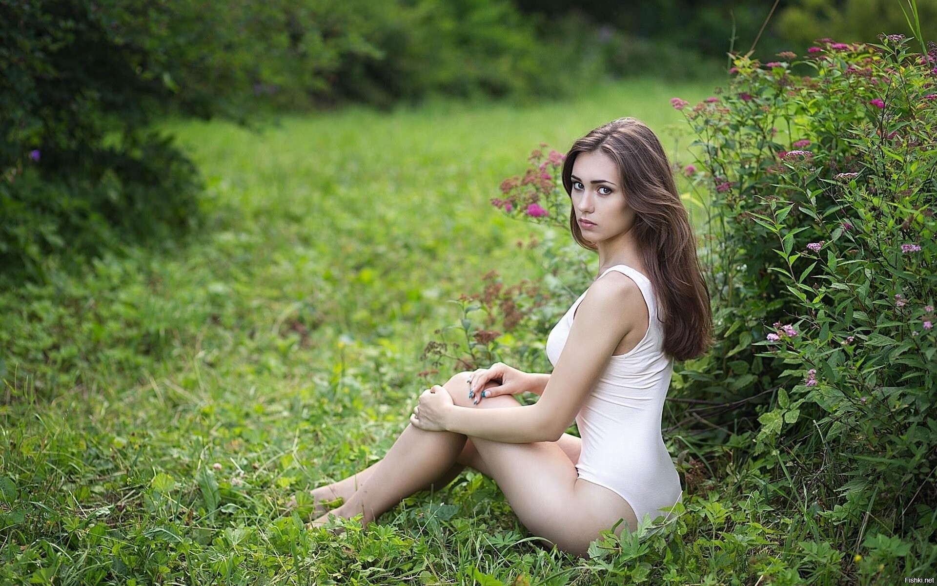 Деревенская красавица раскрывает свои интимные секреты на полянке