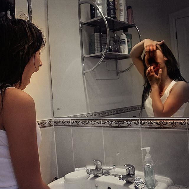Трахает жену в просторной ванне перед зеркалом