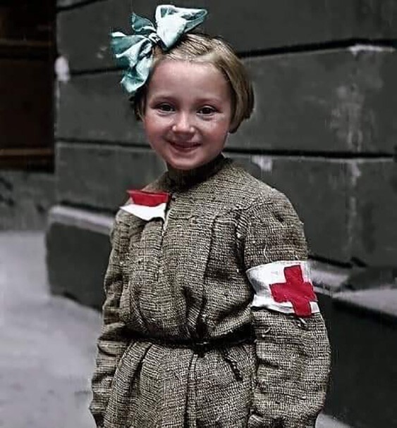 Róża Maria Goździewska, 8 лет, самая юная медсестричка во время Варшавского восстания, 1944 год Колоризация