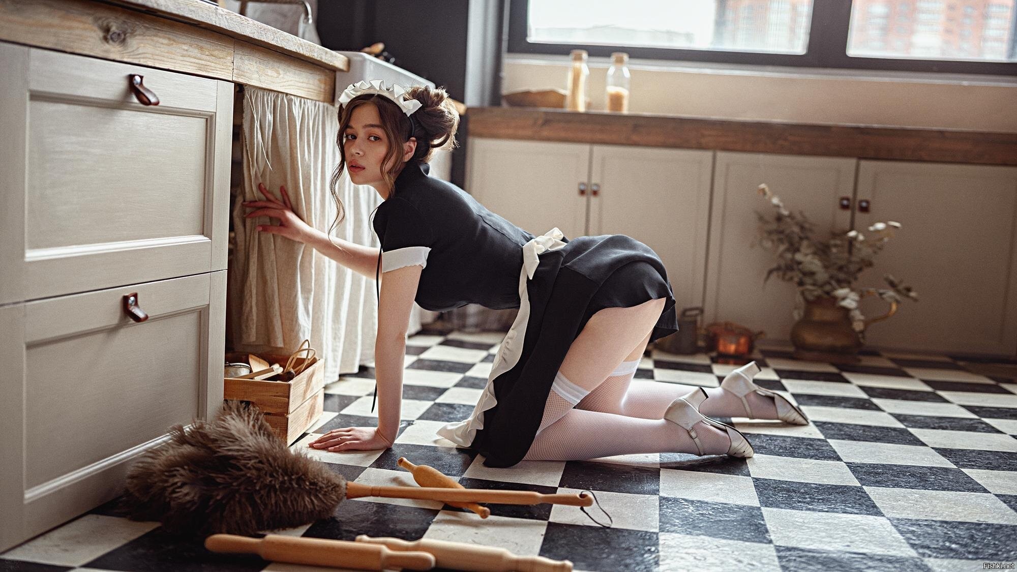 Домохозяйка играет с киской в соло сцене на кровати