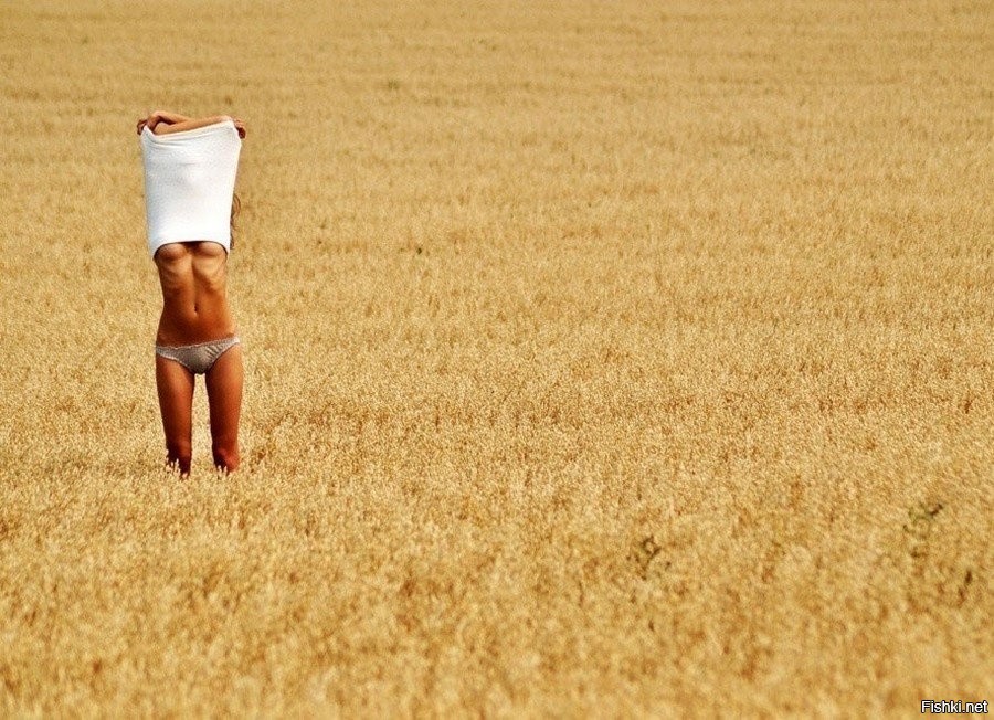 Стройная брюнеточка ходит голая в пшеничном поле
