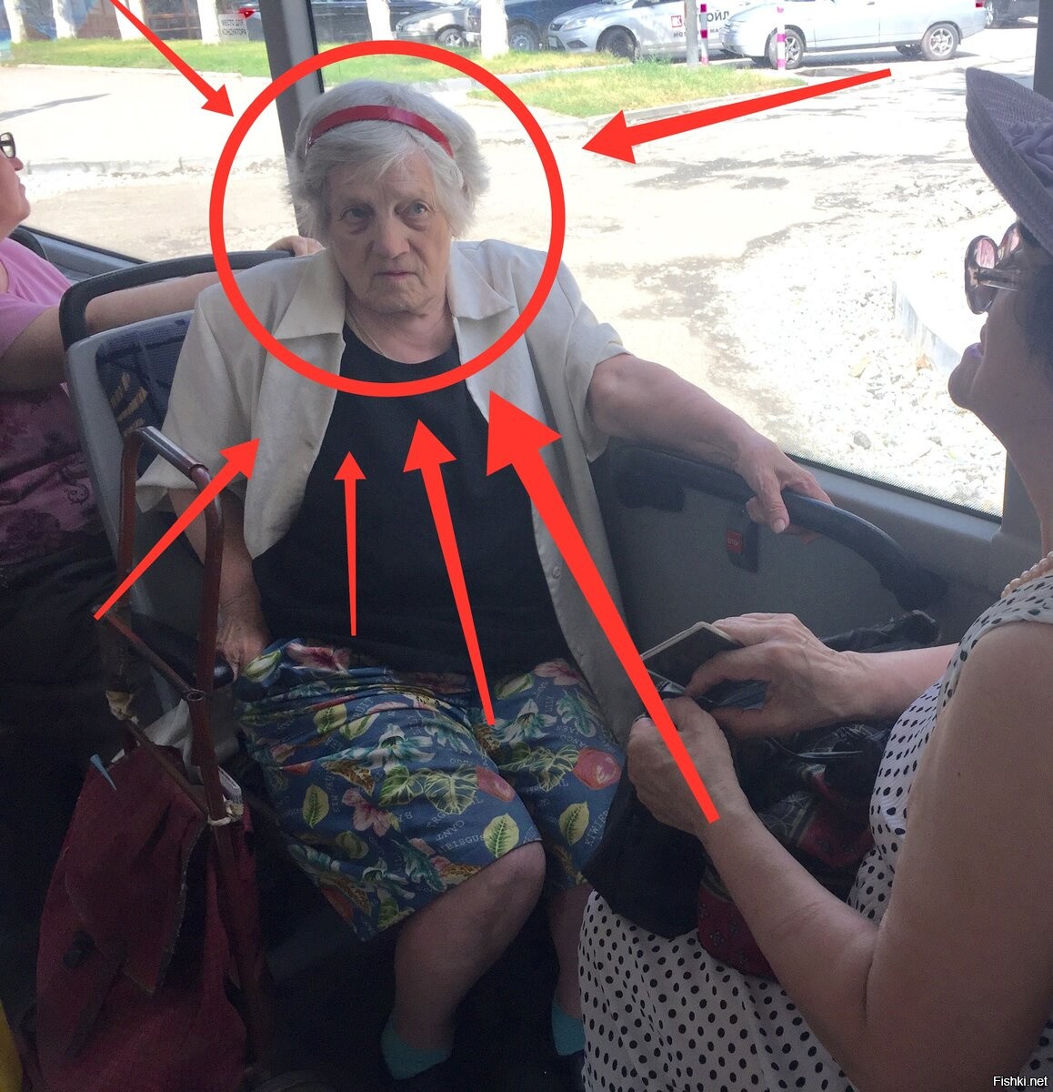 Чувак достал большой хер в метро а бабка напротив смотрит на него