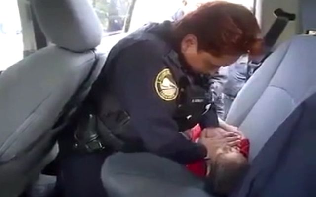Женщина-полицейский спасает ребенка
