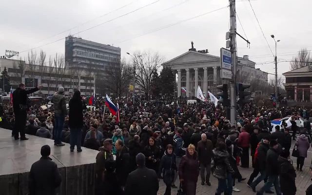 Тысячи прорусских жителей Донецка вышли на марш