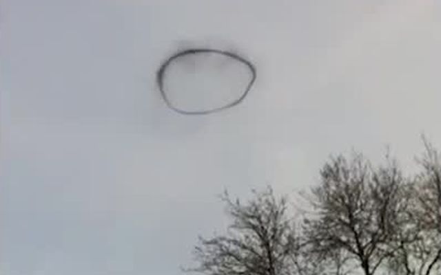 Загадочное черное кольцо в небе над английским городом