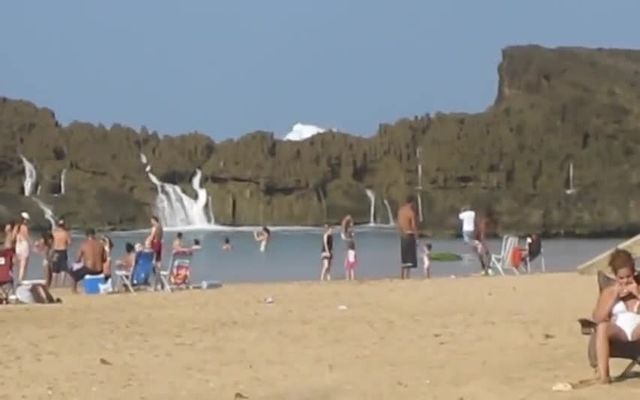 Скалы защищают пляж от гигантских волн