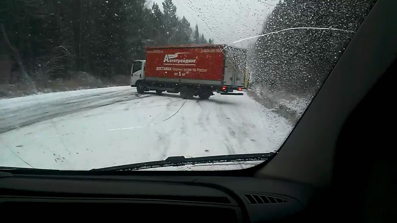 Скользкая дорога видео. Фуры в гололед приколы.