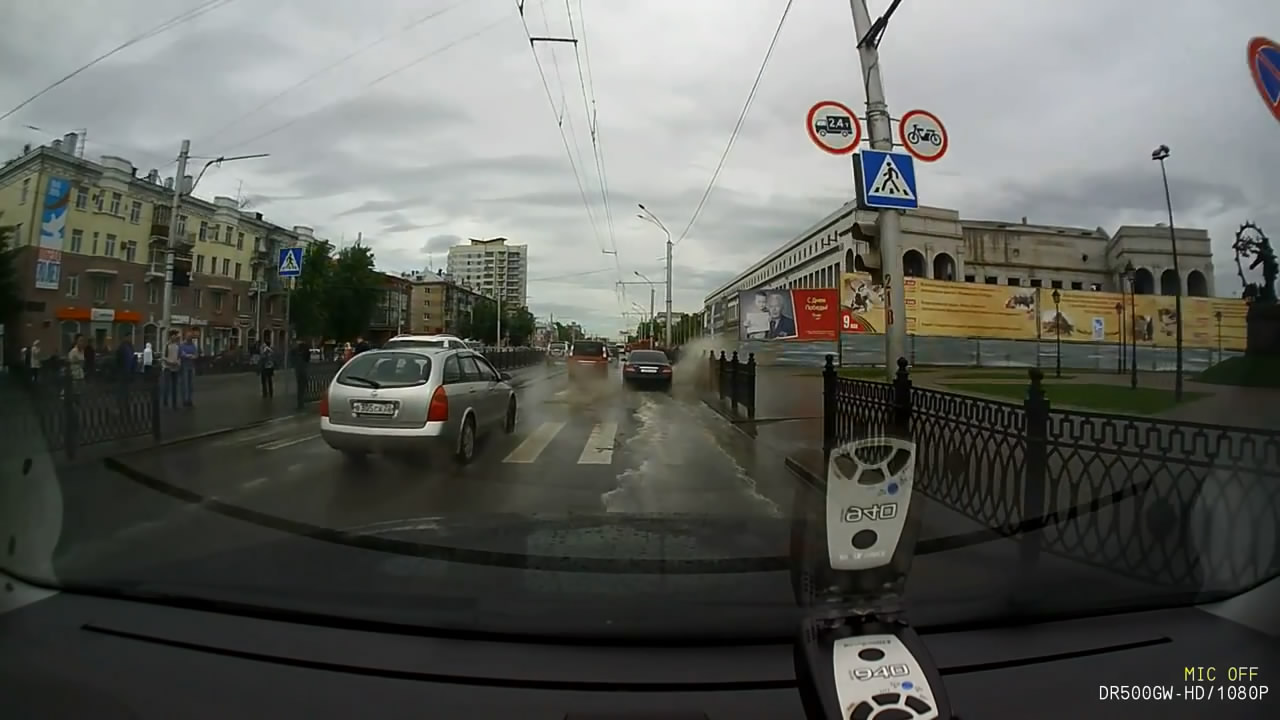 В Барнауле водитель окатил из лужи пешеходов