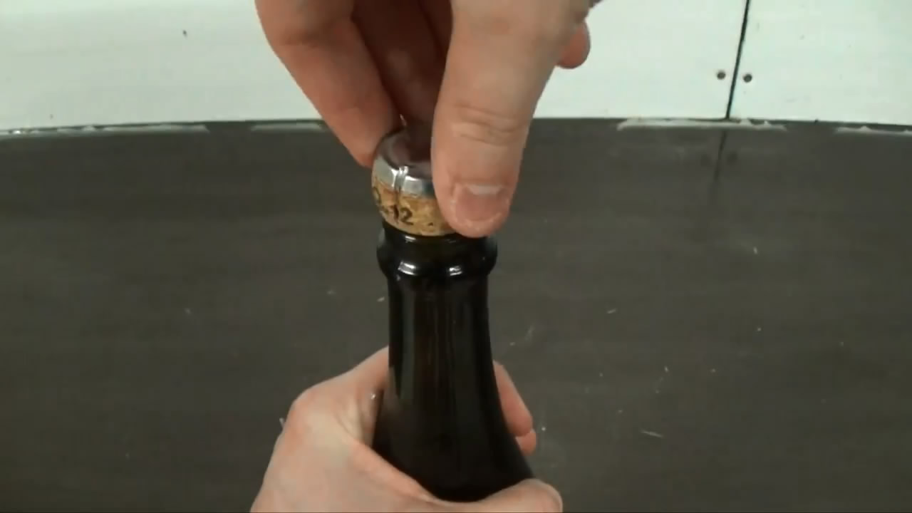 Открывашка для стеклянных бутылок. Как открыть бутылку с клапаном. Налив жидкости в бутылки. Как открыть шампанское без штопора. Вино без открывашки.