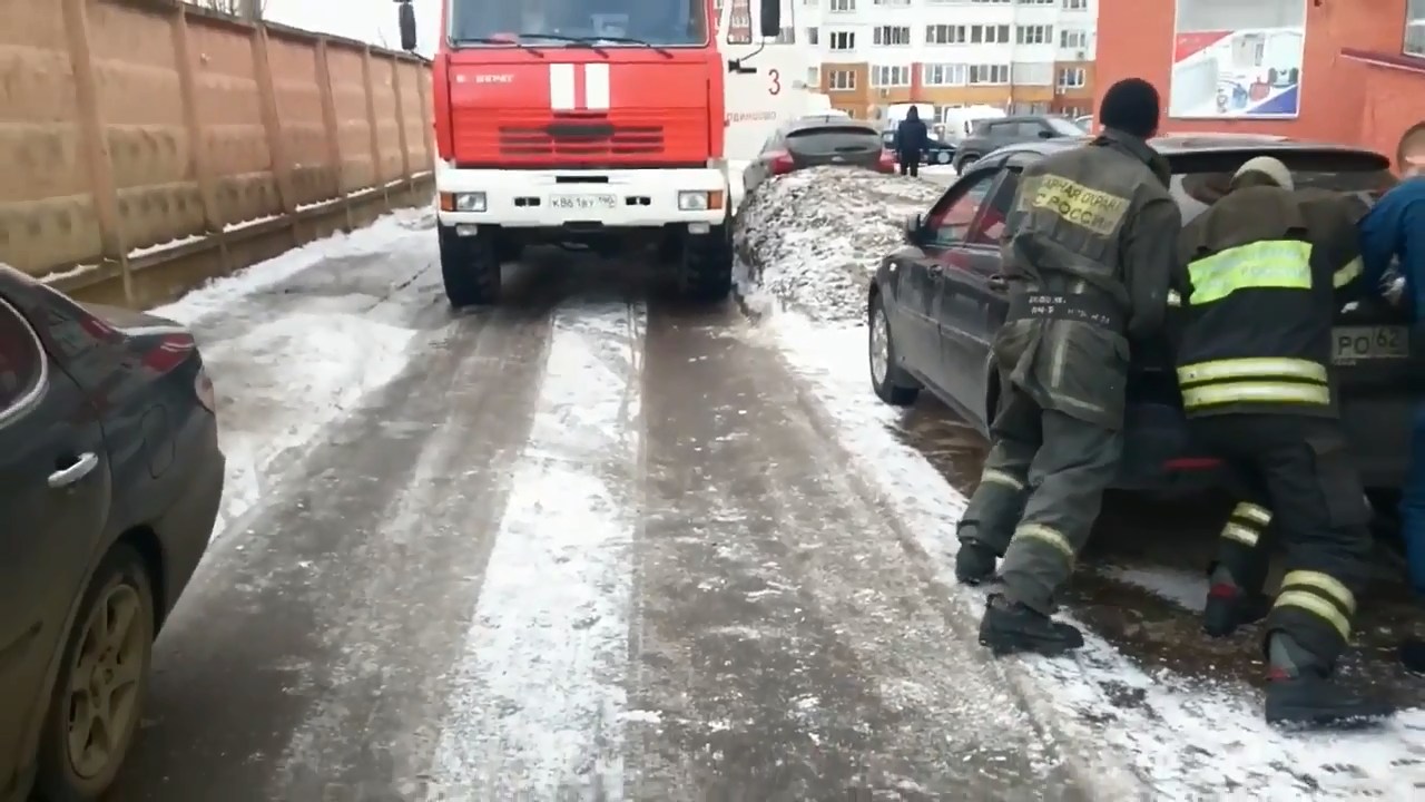 Пожарный подъезд. Подъезд для пожарных автомобилей. Припаркованные машины мешают проезду пожарных. Беспрепятственный проезд пожарной техники к месту пожара. Перекрыта дорога и пожарная машина.