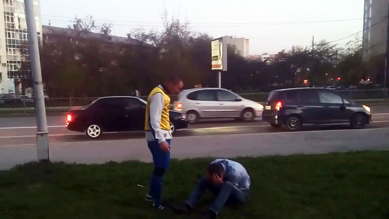 В Екатеринбурге футболист избил парня за то, что тот его подрезал