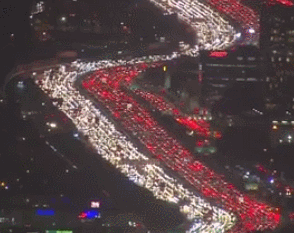 Вечернее движение по дорогам Лос-Анджелеса на День Благодарения: