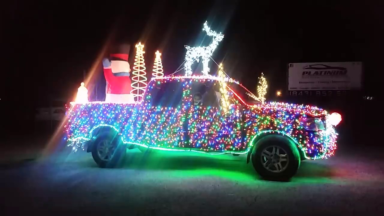Рождественский пикап Toyota в гирляндах 